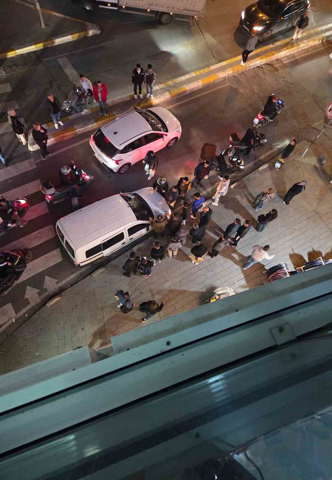 İstanbul Esenyurt'ta yol verme tartışması sonucu bir otomobil sürücüsü, motosikletli