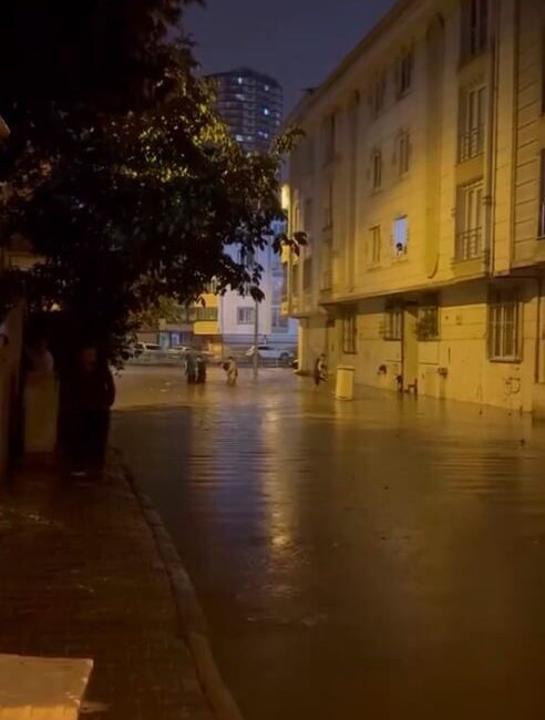 İstanbul’daki sağanak yağış hayatı olumsuz etkiledi, Esenyurt’ta su baskınları meydana geldi. İstanbul'da gece başlayan sağanak yağış, sabah saatlerinde Esenyurt'ta su baskınlarına