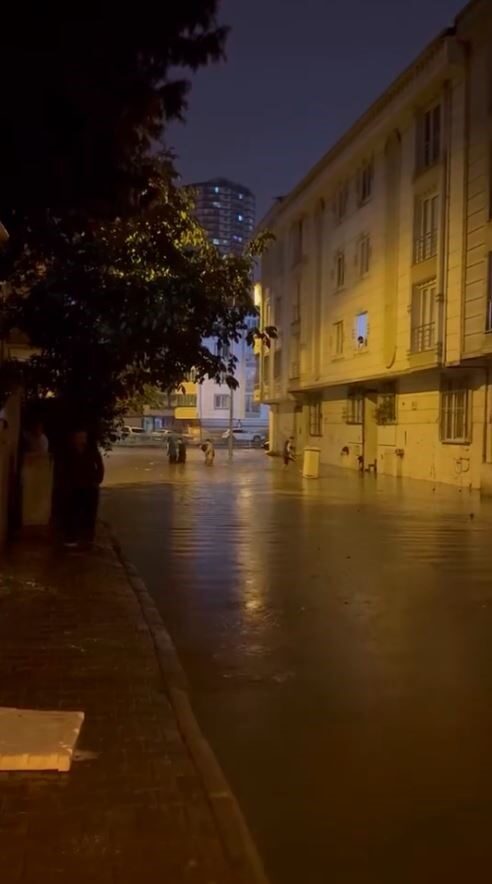 İstanbul'da gece başlayan sağanak yağış, sabah saatlerinde Esenyurt'ta su baskınlarına