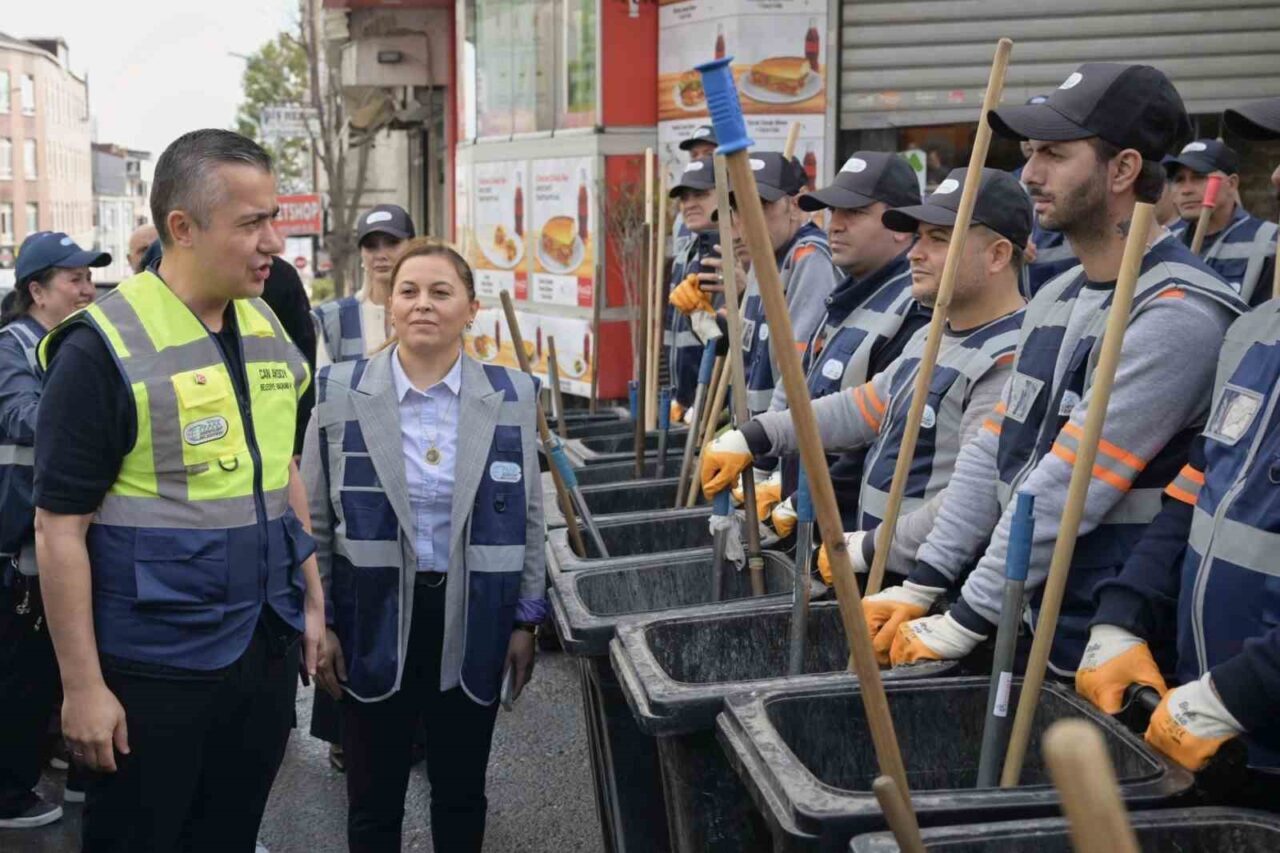 Esenyurt Belediyesi, "Temizlik Hareketi" projesini hayata geçirerek 43 mahallede temizlik