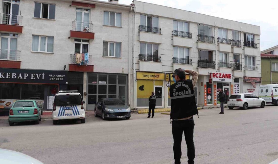 Eskişehir’de Eşine Tüfekle Ateş Açan Şahıs, Polis Tarafından Yakalanarak Adliyeye Sevk Edildi Eskişehir'de B.Y., eşinin oturduğu binaya tüfekle ateş açtıktan sonra kaçtı.