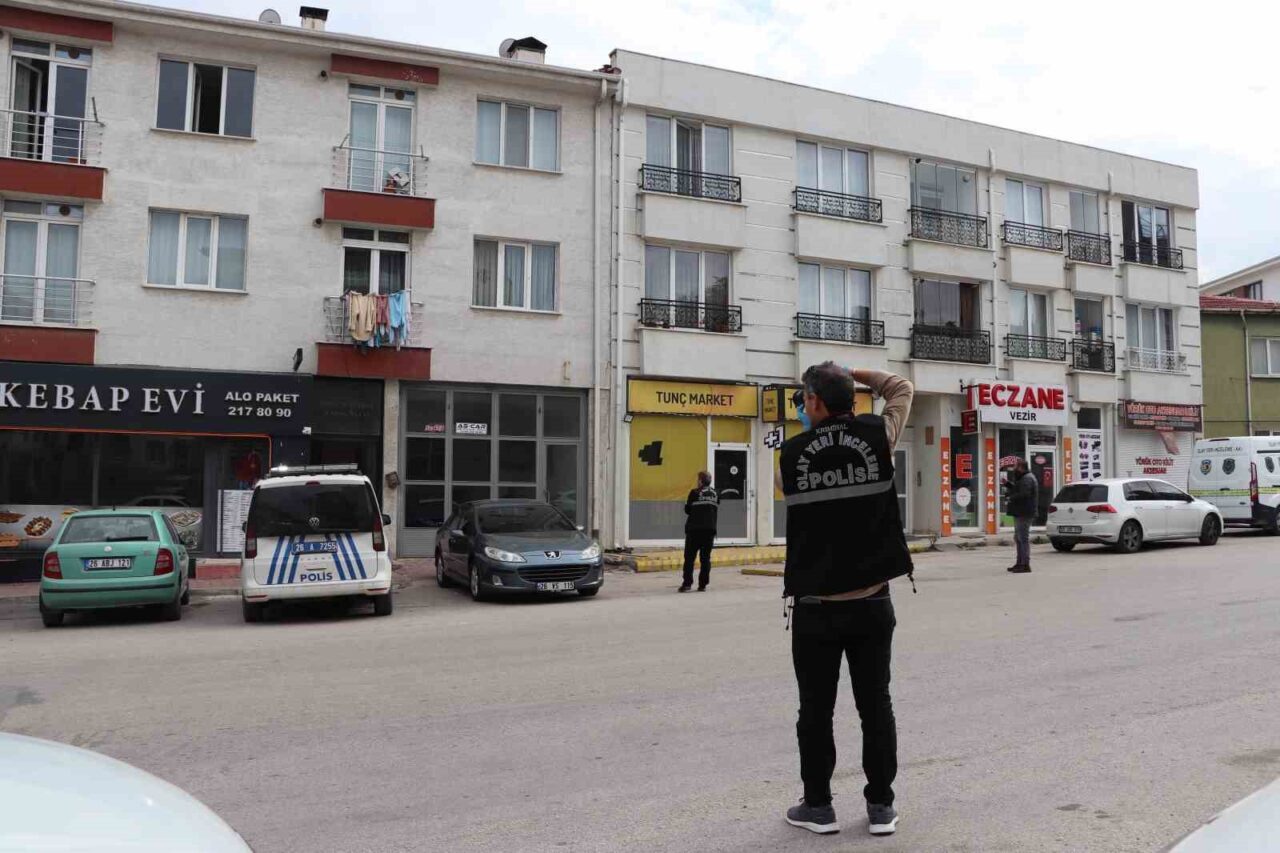 Eskişehir'de B.Y., eşinin oturduğu binaya tüfekle ateş açtıktan sonra kaçtı.