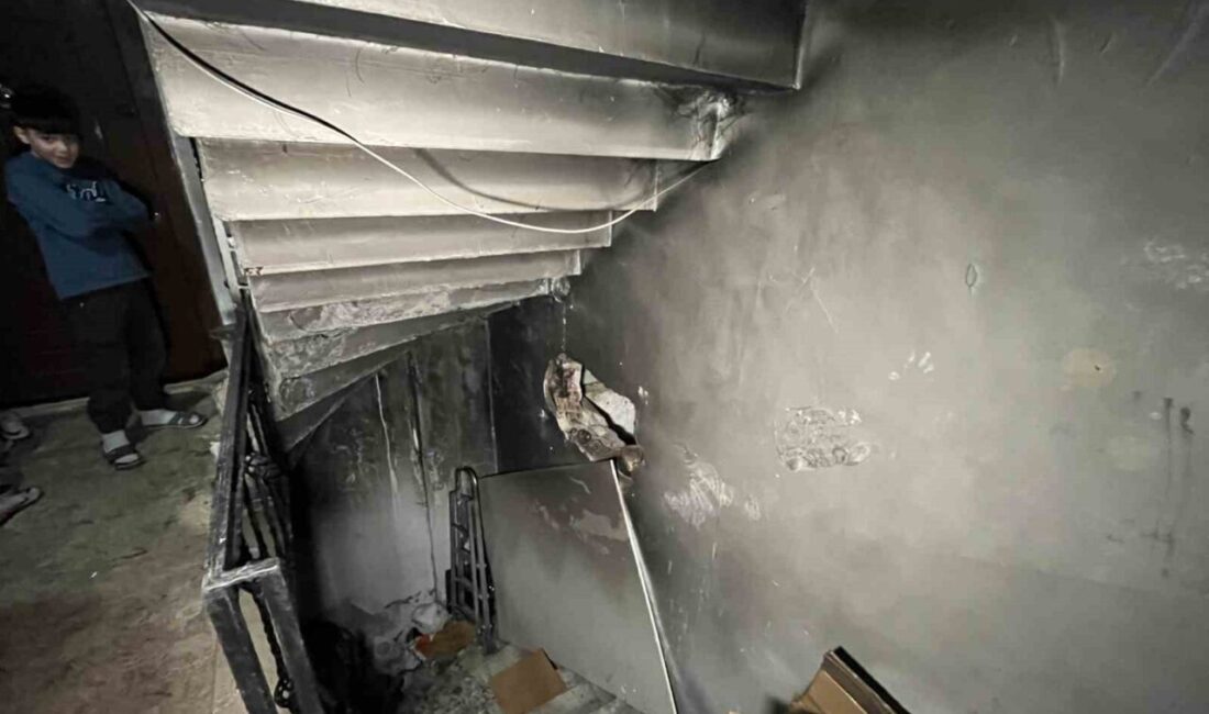 Sultangazi’de Eski Eşinin Binasına Yanıcı Madde Atan Şahıs Kaçtı, 7 Kişi Hastaneye Kaldırıldı İstanbul Sultangazi'de Bahadır A., eski eşi Nevin D.'nin yaşadığı binaya