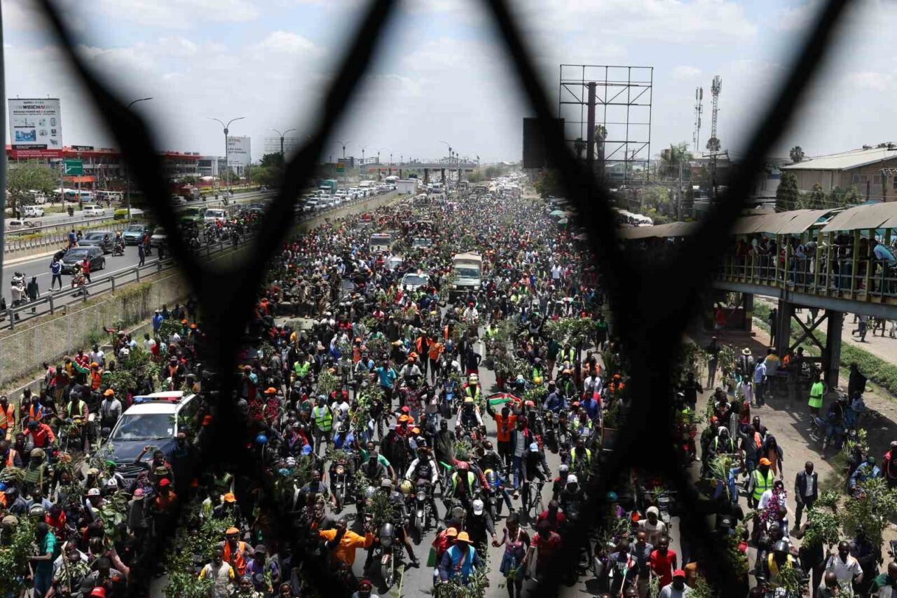 Nairobi'de eski Başbakan Raila Odinga'nın cenaze ziyareti sırasında polis, kalabalığa
