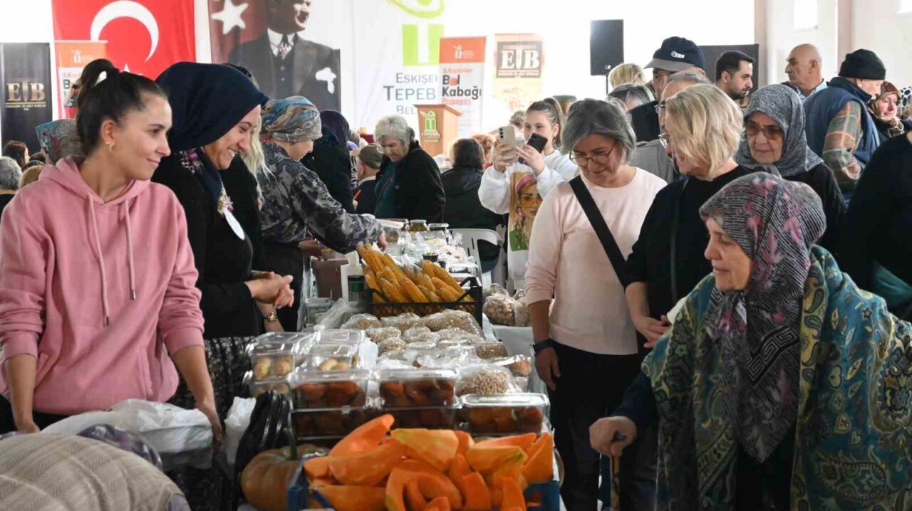 Eskişehir'in Kızılinler Mahallesi'nde düzenlenen 3. Kızılinler Bal Kabağı Panayırı, yerel