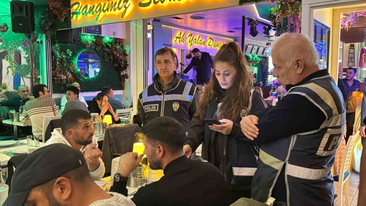 Eskişehir'de yapılan asayiş uygulamasında polis, binlerce kişinin kimlik bilgilerini denetlerken,