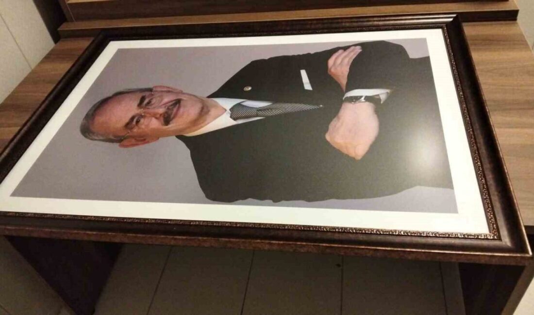 Yılmaz Büyükerşen’in Portreleri Eskişehir Belediyesi’nde Farklı Bölgelere Taşındı Eskişehir'de eski büyükşehir belediye başkanı Prof. Dr. Yılmaz Büyükerşen'in portre