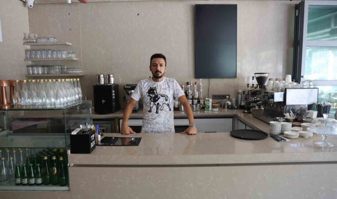 Kahramanmaraş’taki Esnaflar Elektrik Kesintileri Nedeniyle Milyonluk Ekipmanlarının Zarar Görmesinden Şikayetçi Kahramanmaraş'ta elektrik, su ve internet kesintileri esnafı zor durumda bırakıyor.