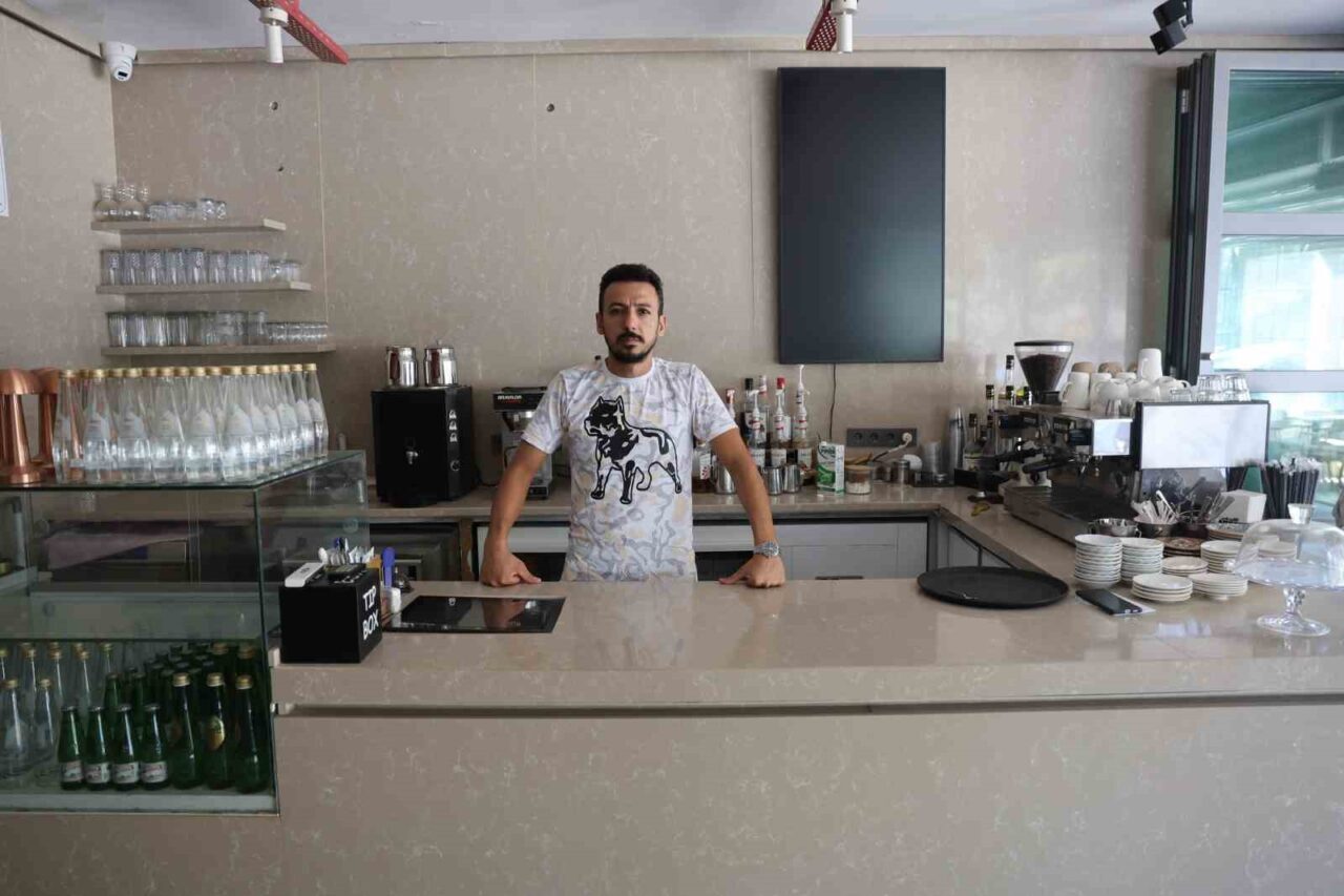 Kahramanmaraş'ta elektrik, su ve internet kesintileri esnafı zor durumda bırakıyor.