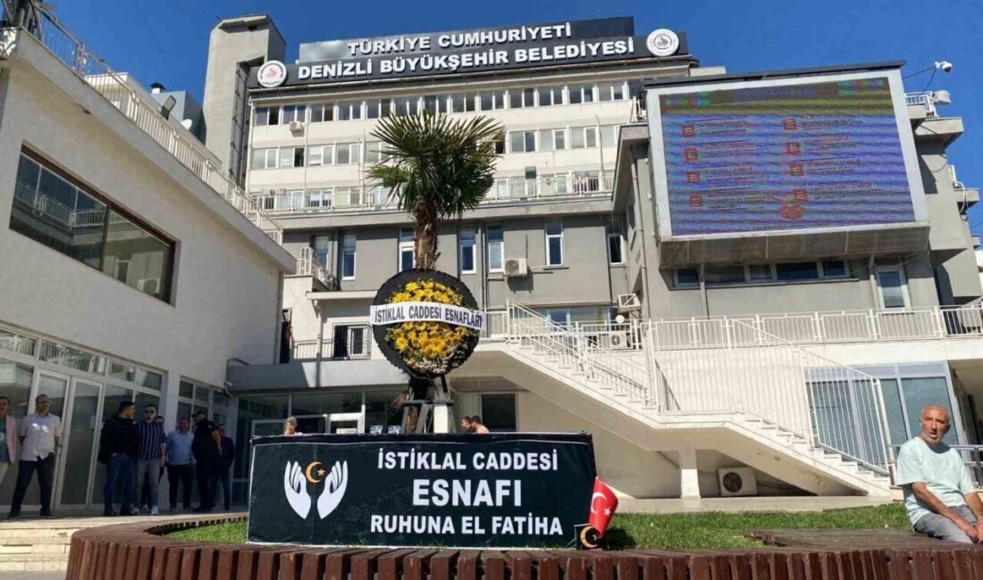 Esnaf ve vatandaşlardan ‘Otobüs Yolu’ projesine karşı eylem: İstiklal Caddesi esnafı tabutla belediyeye yürüdü Denizli'deki İstiklal Caddesi esnafı, Büyükşehir Belediyesi'nin 'Otobüs Yolu' projesini protesto