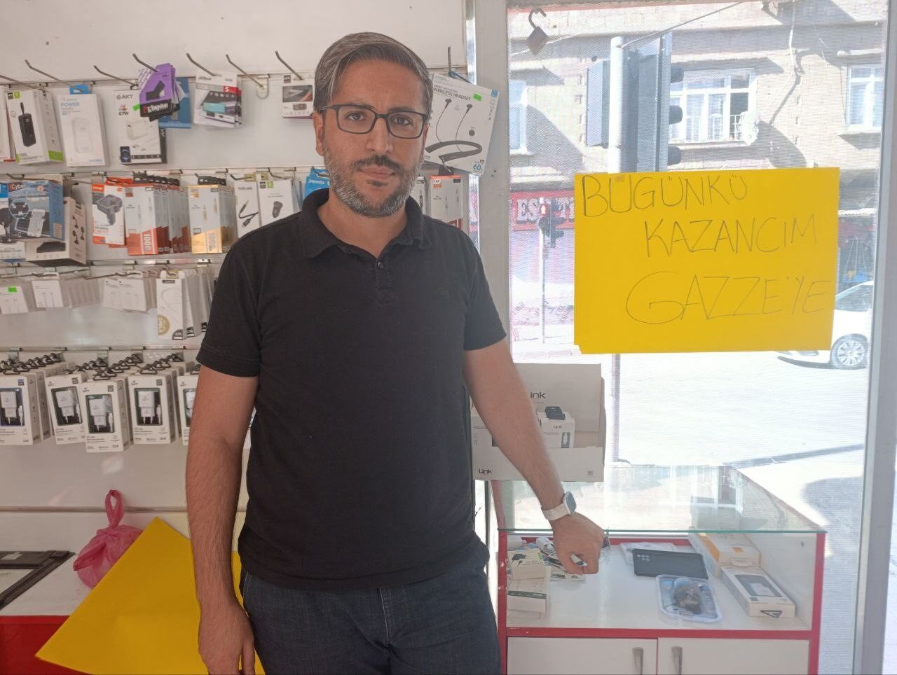 Gaziantep’in Nizip ilçesinde cep telefonu satan Muhittin Çiftçi, Gazze’deki Filistinlilere