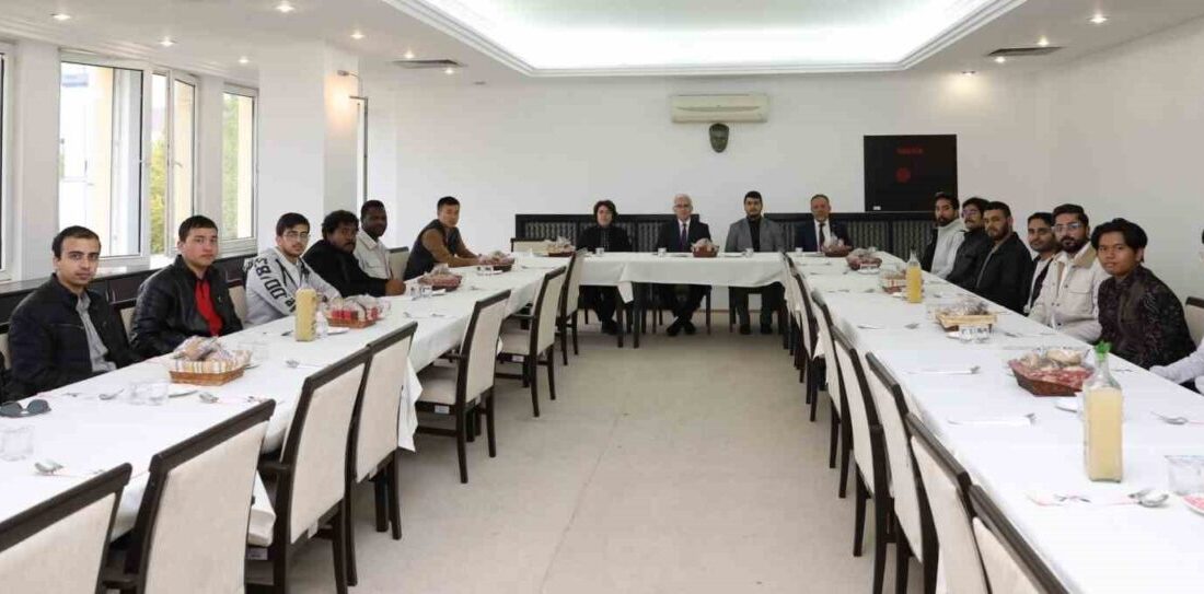 Eskişehir Osmangazi Üniversitesi Yönetimi, Uluslararası Öğrencilerle Öğle Yemeğinde Buluştu Eskişehir Osmangazi Üniversitesi yönetimi, uluslararası öğrencilerle öğle yemeğinde bir araya