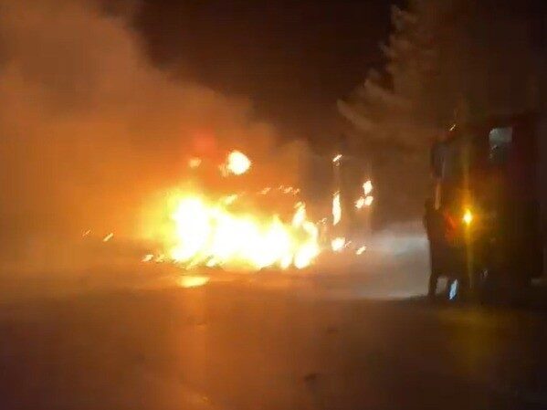 Adana'nın Pozantı ilçesinde bir otoyolda et yüklü tırın dorsesi alev