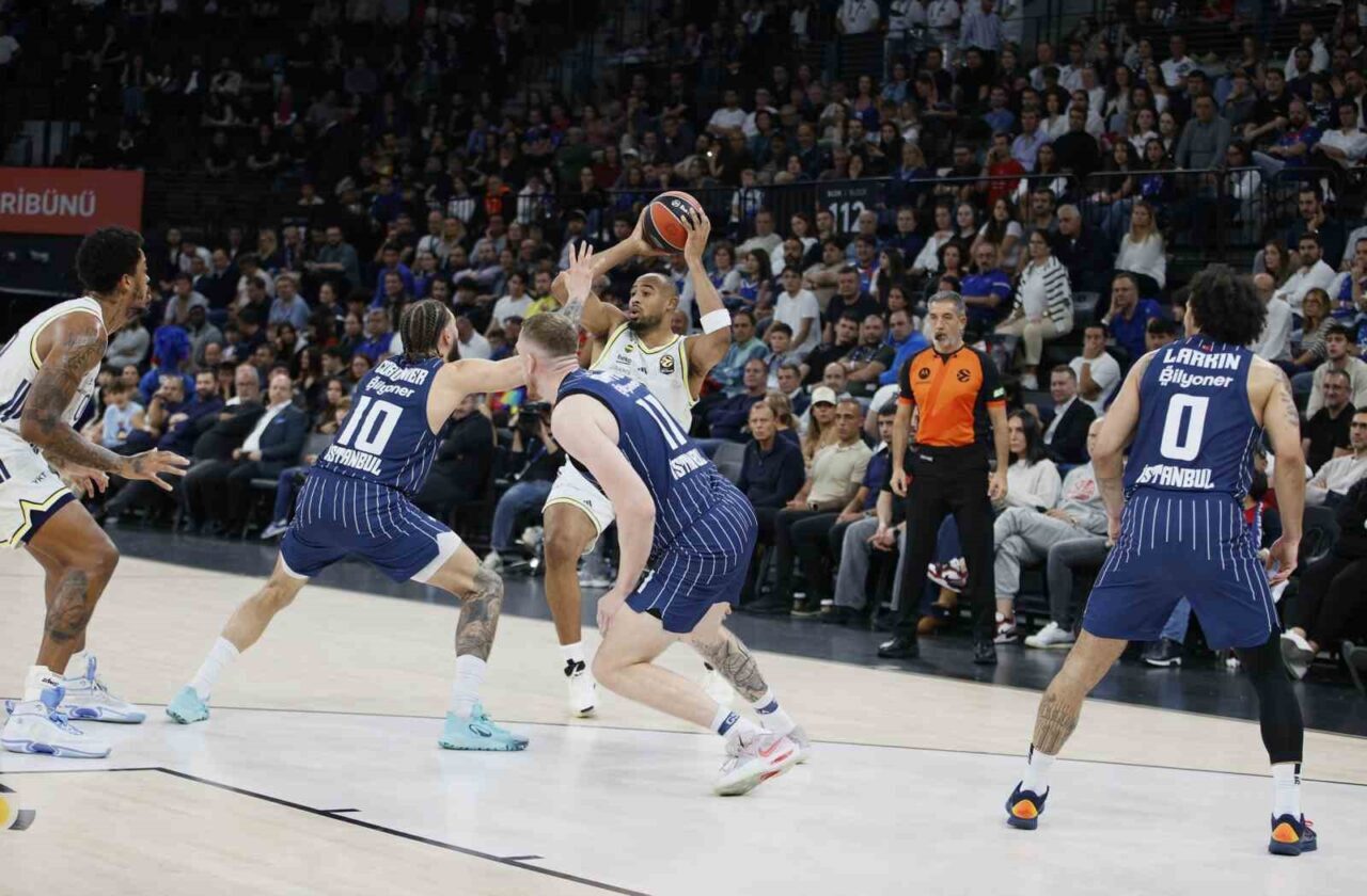 Fenerbahçe Beko, Euroleague'in 6. haftasında deplasmandaki A. Efes'i 79-69 yenerek