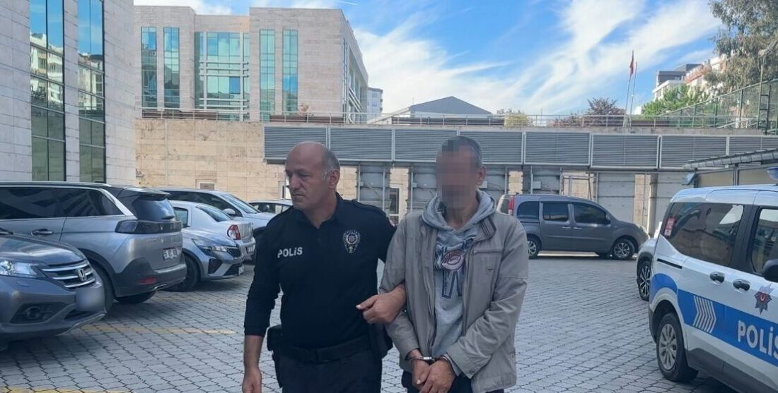 Samsun’da Kargo Önüne Bırakılan Eşyalara El Koyan Hırsızlar Kısa Sürede Yakalandı Samsun'da, bir kargo firmasının bıraktığı beyaz eşya ve mobilyaların çalınması,