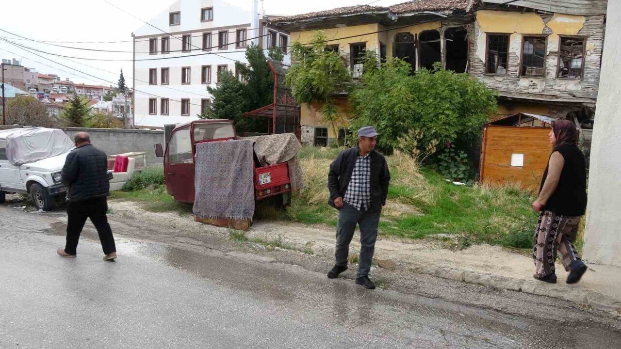 Burdur'un Değirmenler Mahallesi'nde ev sahibi İsmail Şenkan ile kiracı Nilüfer