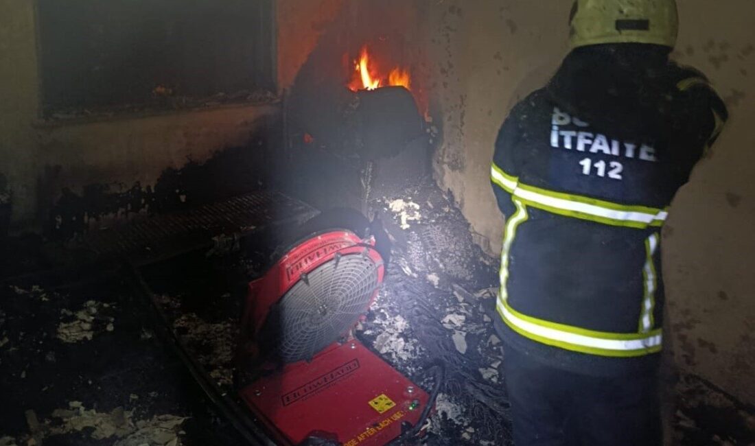 Burdur'un Bucak ilçesindeki bir apartmanda sabah saatlerinde çıkan yangın, itfaiye