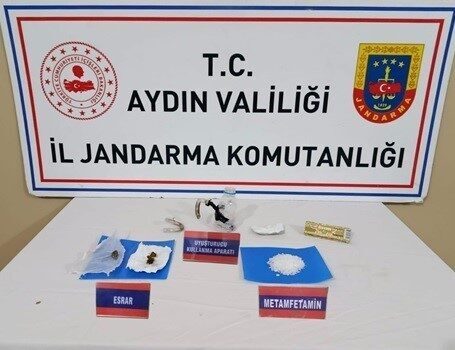 Aydın'ın Efeler ilçesinde jandarma, bir evde uyuşturucu ticareti yaparken 2