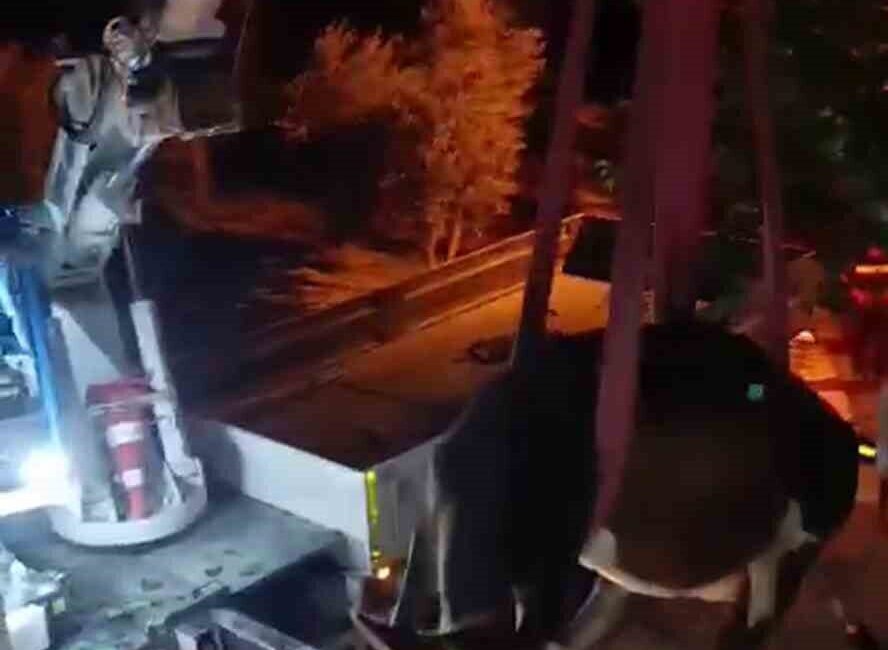 Hatay’da mahsur kalan inek, itfaiye ekiplerinin vinçle gerçekleştirdiği operasyonla kurtarıldı. Hatay'ın Hassa ilçesinde bir evin damına çıkan inek, itfaiye ekiplerinin