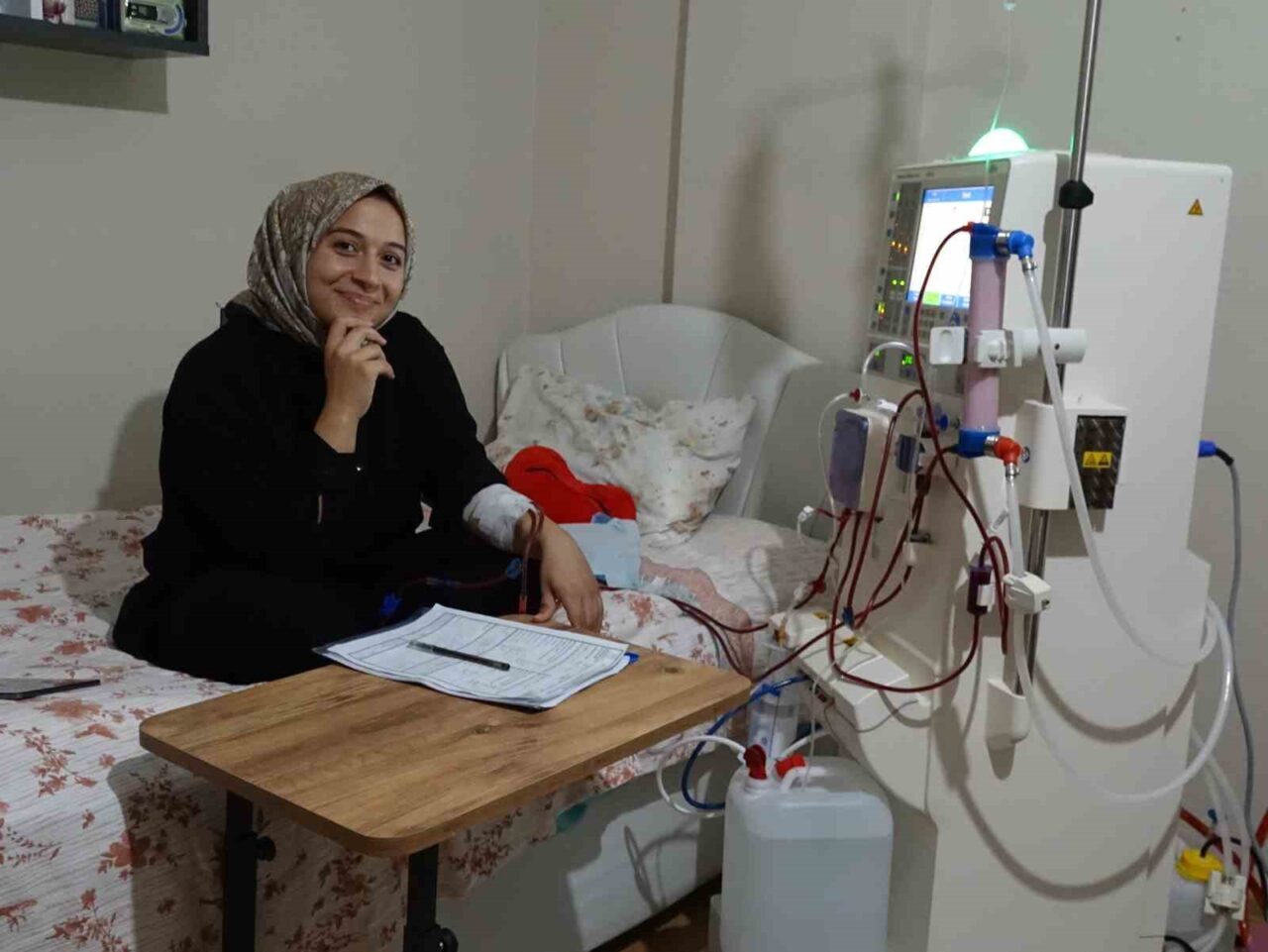 Rize'de 27 yaşındaki diyaliz hastası Edagül Genç, evde hemodiyaliz uygulamaya
