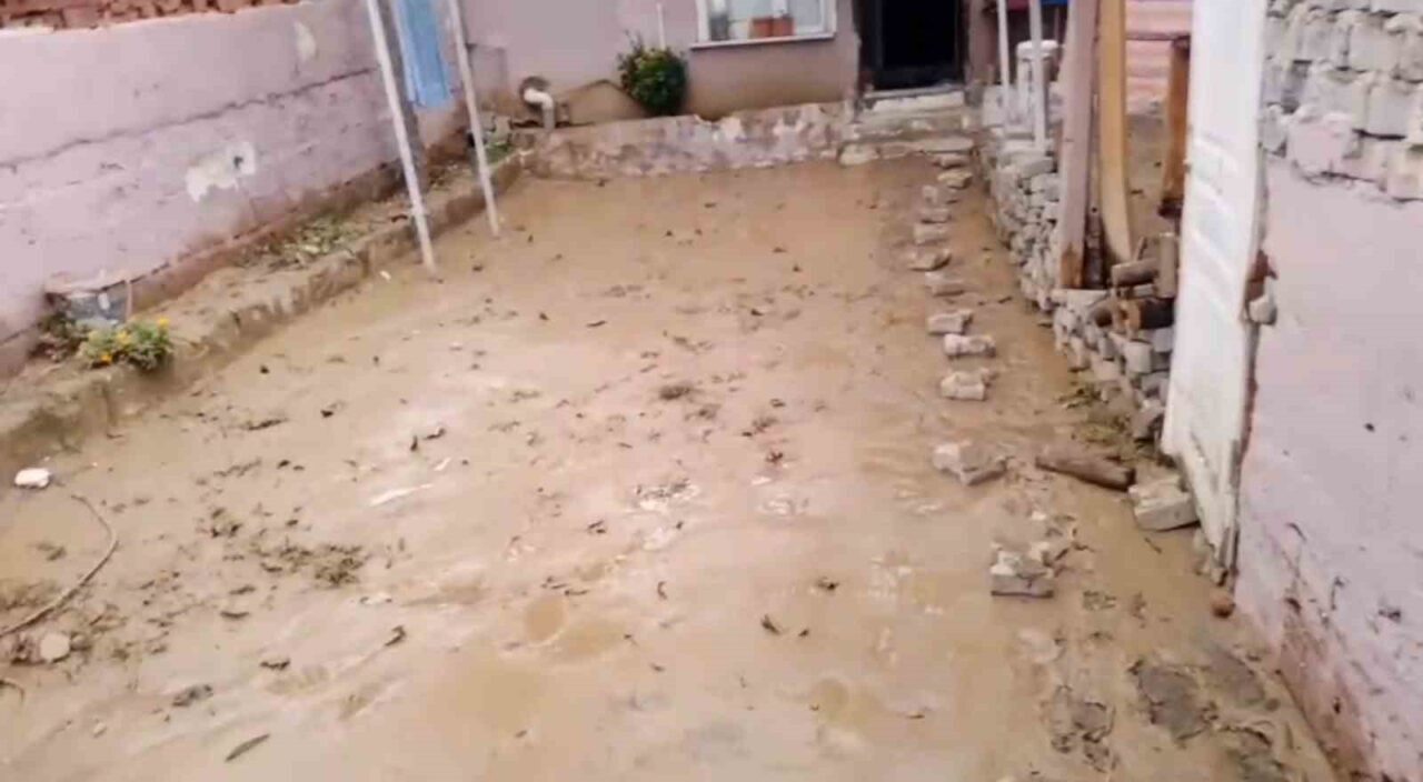 Tekirdağ'da etkili olan sağanak yağış, Aydoğdu Mahallesi'ndeki bir evin sular