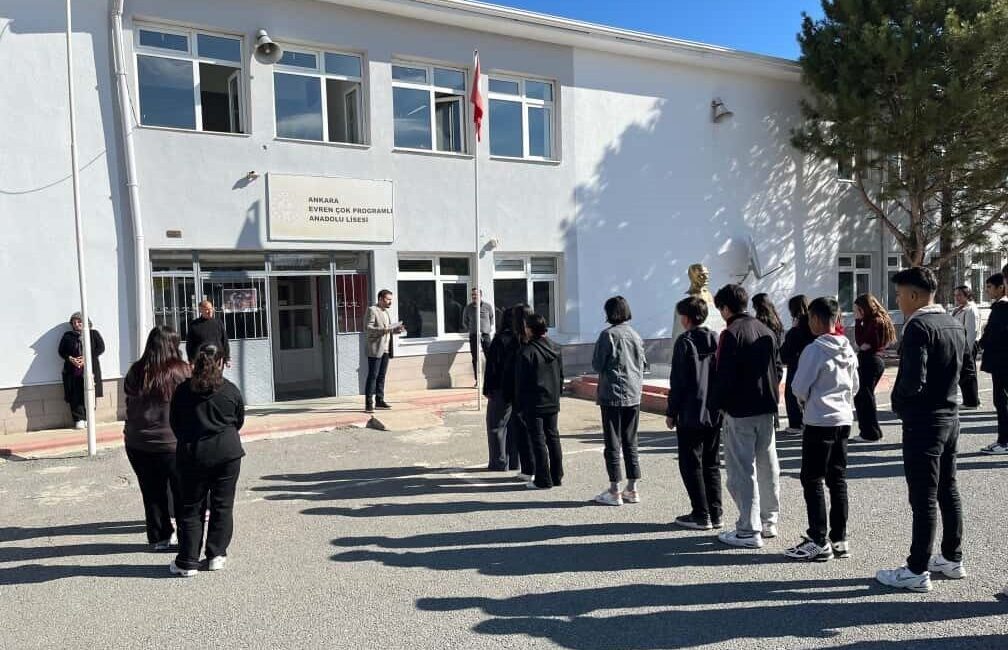 Evren’deki Okullarda Deprem Tahliye Tatbikatı Gerçekleştirildi Ankara'nın Evren ilçesindeki okullarda, 13 Ekim Dünya Afet Risklerinin Azaltılması