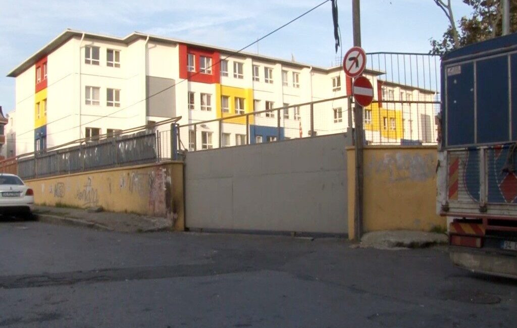 Eyüpsultan’da ilkokul kapısının düşmesi sonucu 4 çocuk yaralandı, 1’inin durumu ciddi Eyüpsultan'daki bir ilkokulda kapıyla oynayan çocukların üzerine kapı düştü. Olayda