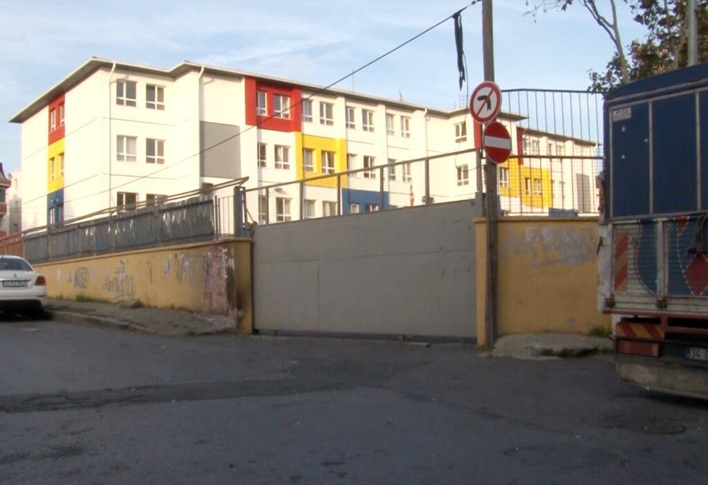 Eyüpsultan'daki bir ilkokulda kapıyla oynayan çocukların üzerine kapı düştü. Olayda