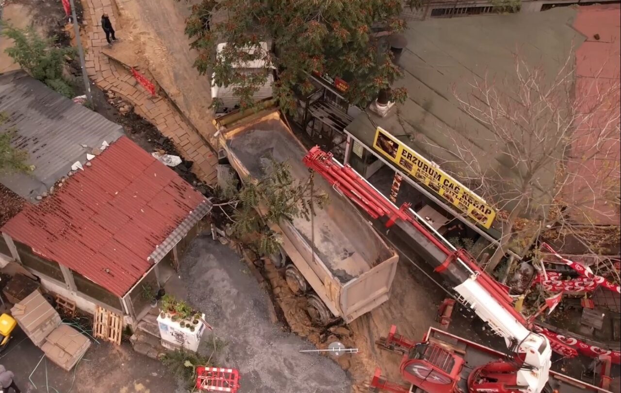 İstanbul Eyüpsultan'da sabah saatlerinde elektrik çalışması sırasında kazı alanına düşen