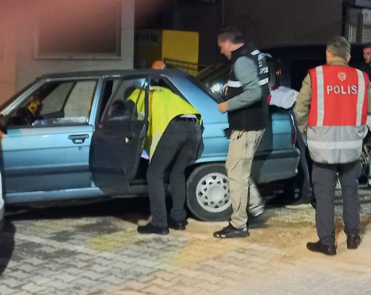 Çanakkale'nin Ezine ilçesinde düzenlenen uyuşturucu operasyonunda, 17 AHN 522 plakalı