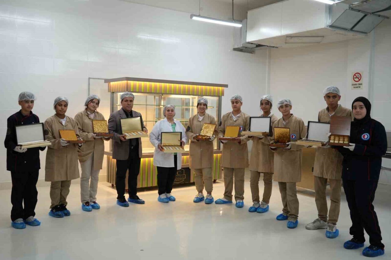 Gaziantep'teki Ali Topçuoğlu Mesleki ve Teknik Anadolu Lisesi öğrencileri, çikolata