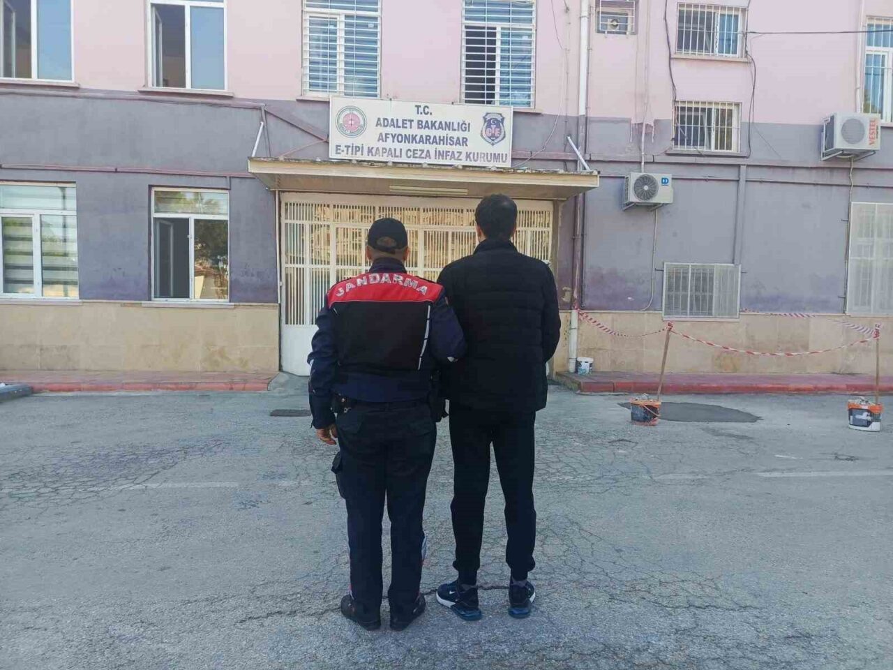 Afyonkarahisar'da jandarma, 20 yıl hapis cezası ile aranan A.B. isimli