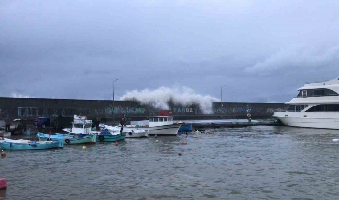 Trabzon Faroz Limanı’ndaki dev dalgalarla mücadelenin yeni aşaması: Beton blok dökümü devam ediyor Trabzon'un Faroz Limanı, şiddetli dalgalardan korunmak için güçlendiriliyor. Ulaştırma ve