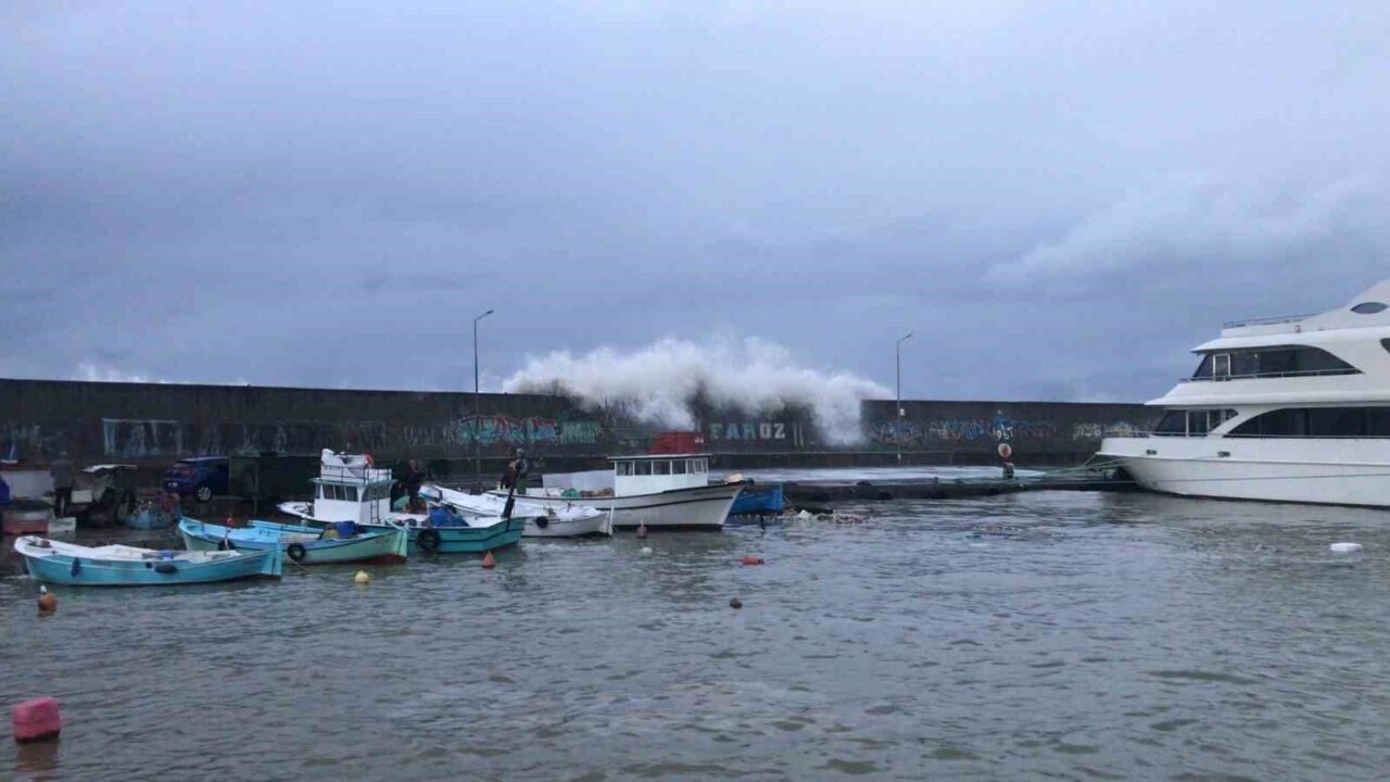 Trabzon'un Faroz Limanı, şiddetli dalgalardan korunmak için güçlendiriliyor. Ulaştırma ve