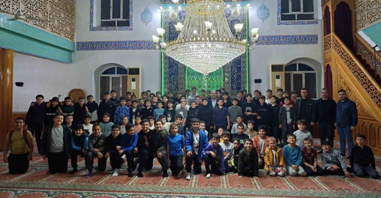 Çan Fatih Camii'nde gerçekleşen "Gençlik Buluşması"na 100'den fazla genç katıldı.