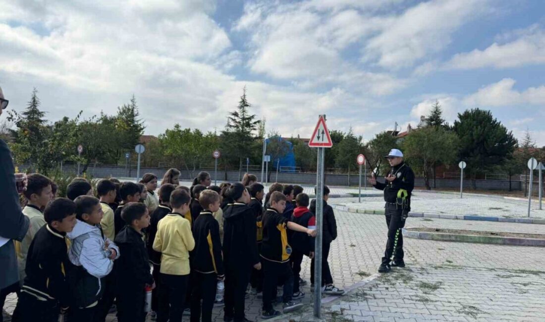 Afyonkarahisar’da 75 Öğrenciye Trafik Güvenliği Eğitimi Verildi Afyonkarahisar'da Şuhut İlçe Emniyet Müdürlüğü, Fatih Ortaokulu'nda 75 öğrenciye "Trafik