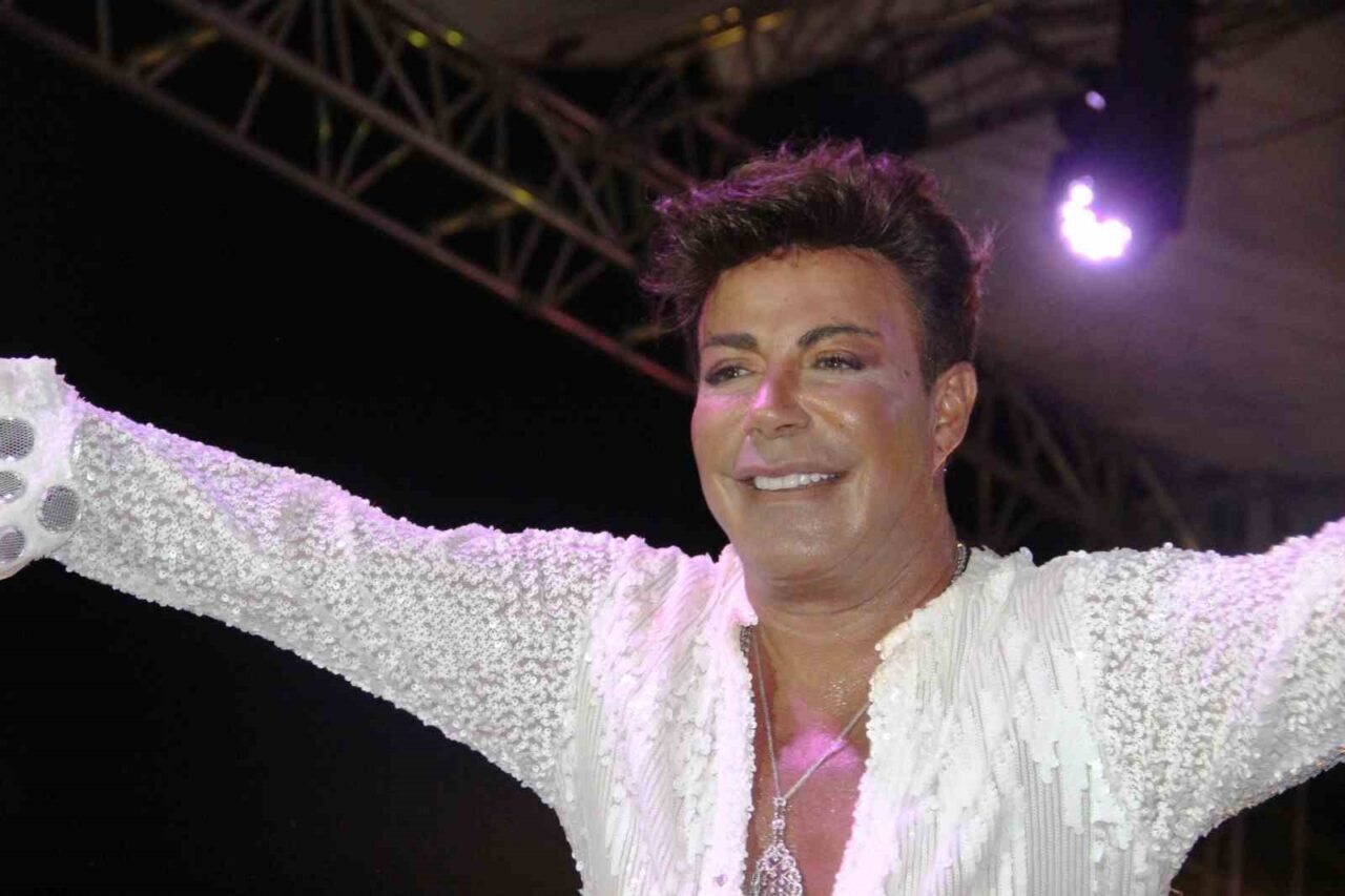 Ünlü şarkıcı Fatih Ürek, evinde kalbi durduktan sonra hastaneye kaldırıldı.