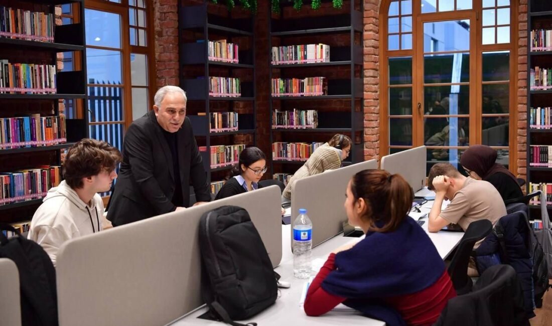 Fatih Belediye Başkanı M. Ergün Turan, gençlerle buluşarak kültürel ve sportif gelişimlerine destek verdi Fatih Belediye Başkanı M. Ergün Turan, Fatih Sultan Mehmet Spor