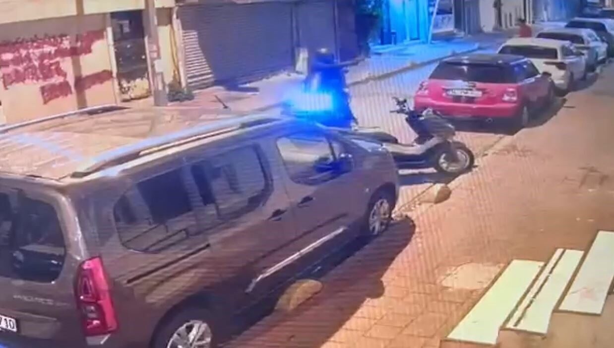 İstanbul'un Fatih ilçesinde bir iş yeri motosikletli bir kişi tarafından