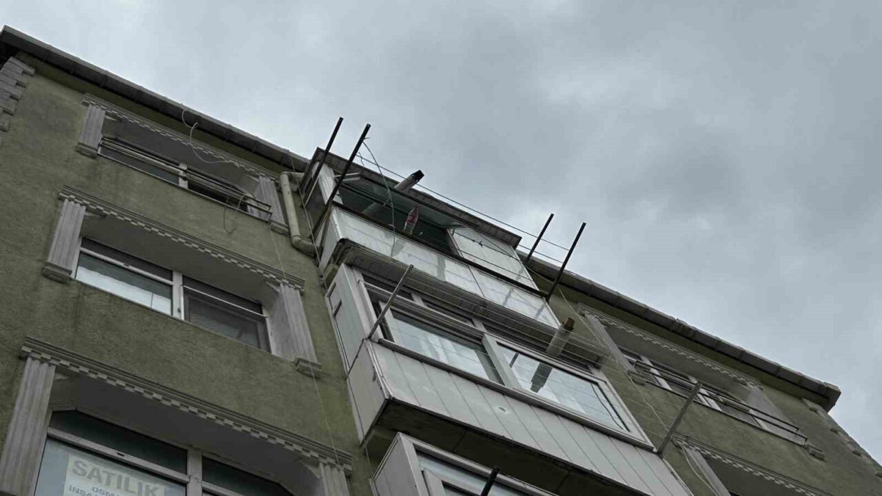 İstanbul Fatih'te 31 yaşındaki Gulzhamal Taalaibek Kyzy, beşinci kattan düşerek