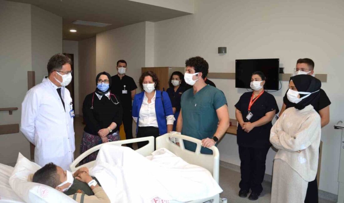 Bursa Şehir Hastanesi’nde Genetik Hastalığı Olan İdo’ya Babasından Hayat Veren Böbrek Nakledildi Bursa Şehir Hastanesi'nde, 9 yaşındaki İdo Alabdul Ghafour, doğuştan genetik