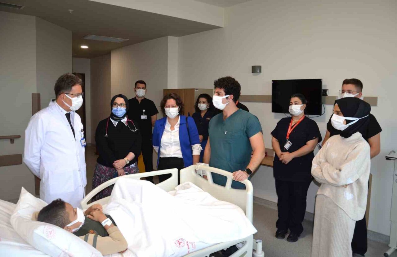 Bursa Şehir Hastanesi'nde, 9 yaşındaki İdo Alabdul Ghafour, doğuştan genetik