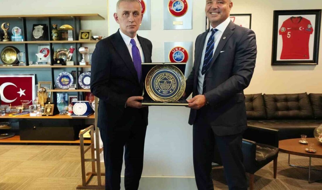 Fenerbahçe Kulübü Başkanı Sadettin Saran, yönetim kurulu üyeleriyle birlikte Türkiye