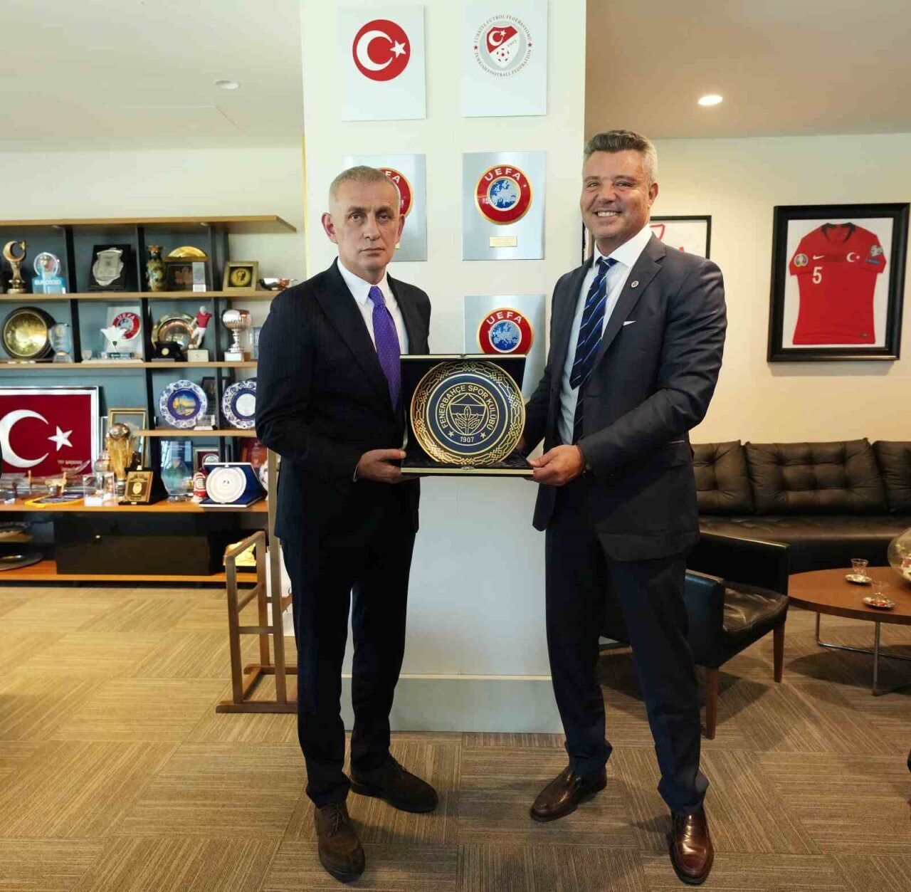 Fenerbahçe Kulübü Başkanı Sadettin Saran, yönetim kurulu üyeleriyle birlikte Türkiye