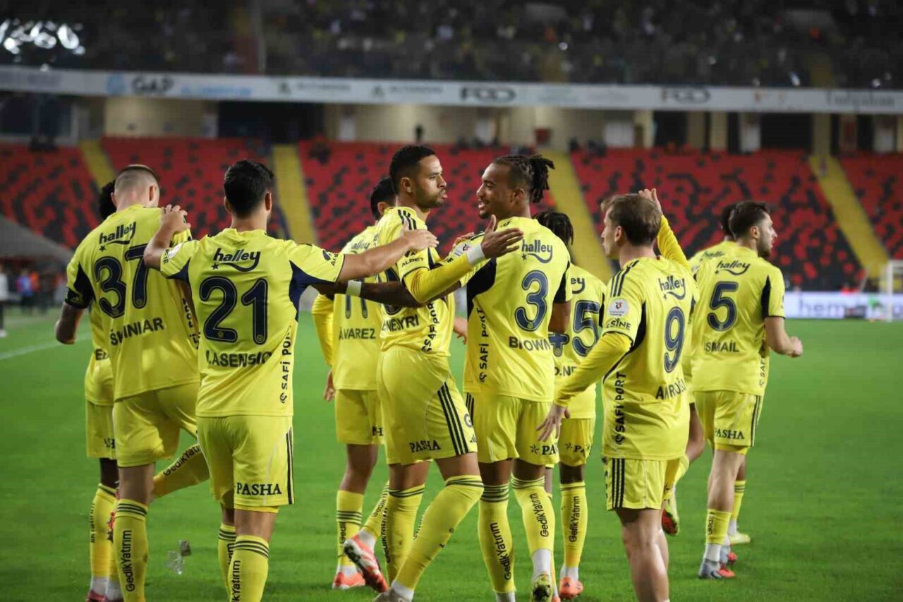 Fenerbahçe, Trendyol Süper Lig’in 11. haftasında Gaziantep FK’yı 4-0 mağlup