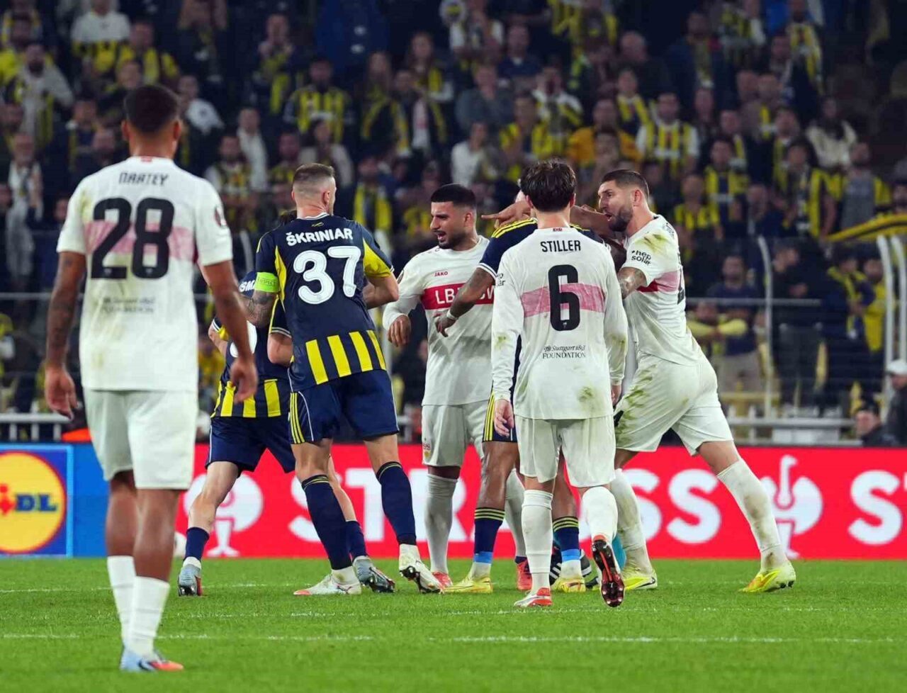 Fenerbahçe, UEFA Avrupa Ligi'nde Stuttgart'ı 1-0 yenerken, maç sonunda oyuncular