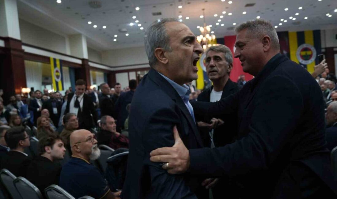 Fenerbahçe Yüksek Divan Kurulu Toplantısı'nda Hamdi Akın'ın konuşması esnasında Aziz