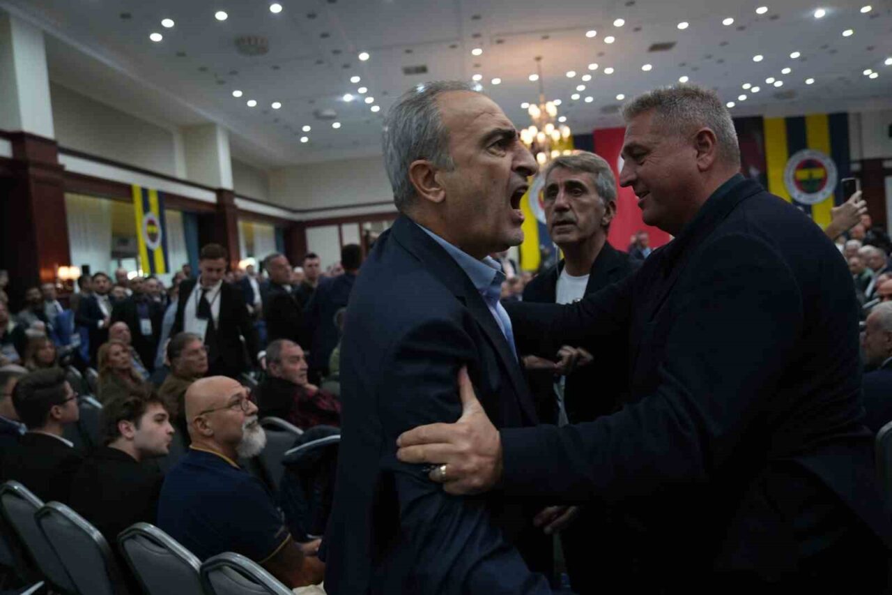 Fenerbahçe Yüksek Divan Kurulu Toplantısı'nda Hamdi Akın'ın konuşması esnasında Aziz