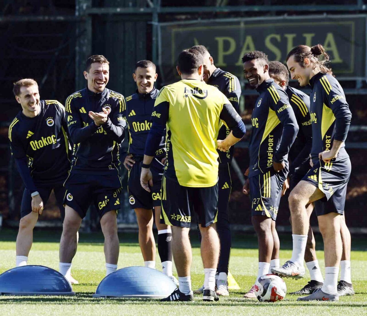 Fenerbahçe, Beşiktaş ile oynayacağı maç için antrenmanlarına başladı. Teknik Direktör