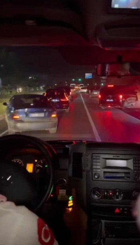 Ambulansa Yol Veren Sürücüler Takdir Topladı, Sosyal Medyada Viral Oldu
